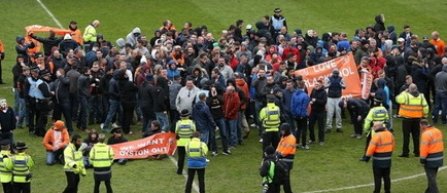 Meciul Blackpool - Huddersfield, suspendat dupa ce suporterii au invadat terenul